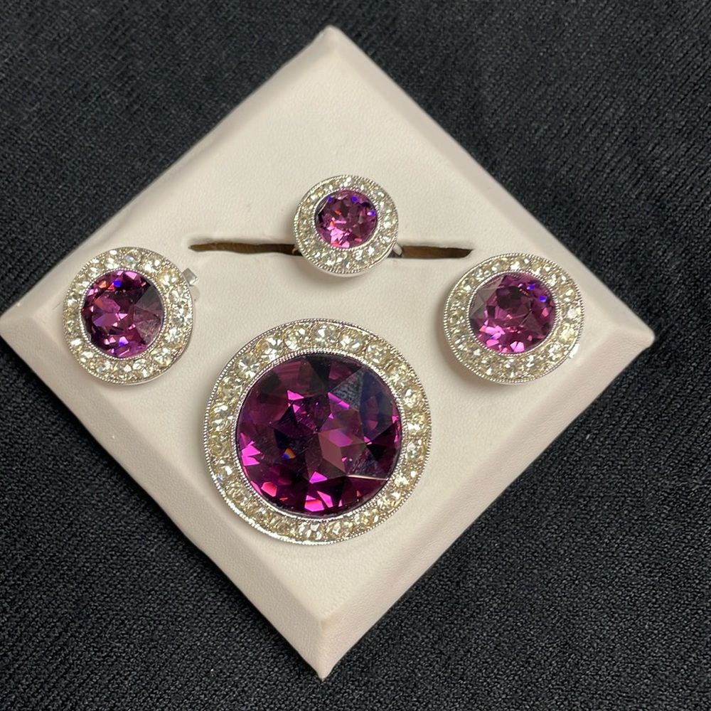 Vintage Sarah Coventry Royal Velvet set. Brooch, clip on earrings and ring.